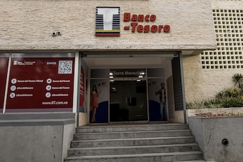 La medida también beneficia a otras tres entidades bancarias públicas y autoriza el uso de plataformas digitales, billeteras electrónicas y la contratación de seguros, inversiones o instrumentos económicos (EFE/Miguel Gutiérrez/Archivo)