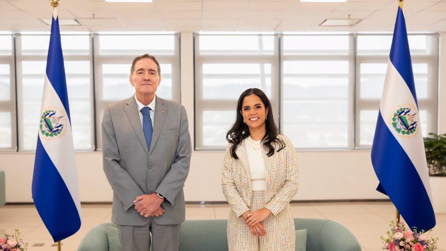 El director de la OPS visita El Salvador para conocer la ejecución de la Ley Nacer con Cariño