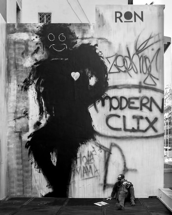 Los visitantes pueden posar en un sector interactivo para recrear la icónica tapa de 'Clics Modernos', consolidando el mural como nuevo atractivo turístico (Instagram/ronmuralist)