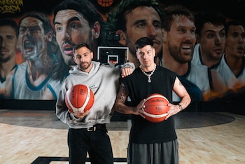 Duki inaugura una cancha de básquet