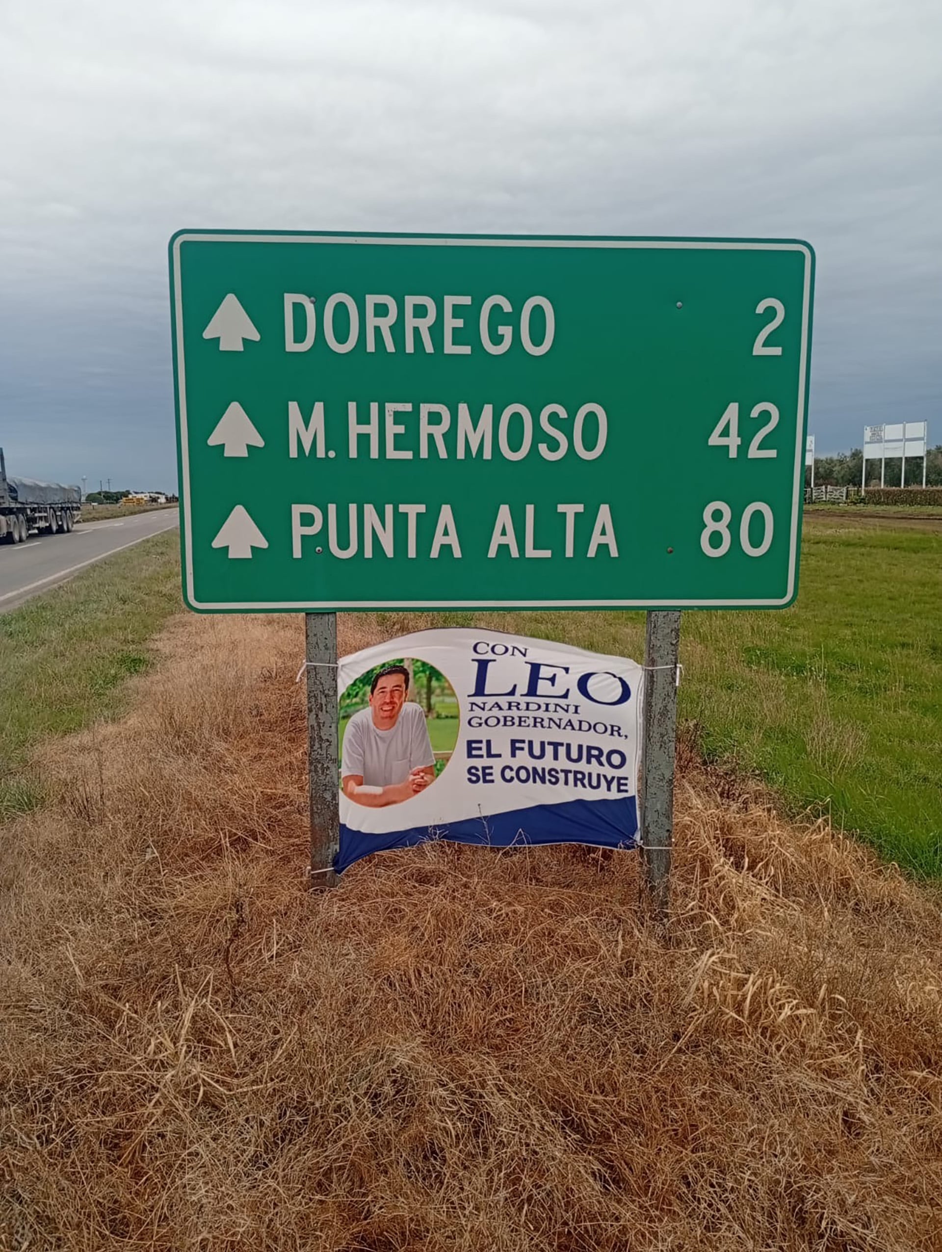 carteles de Leo Nardini en las rutas bonaerenses