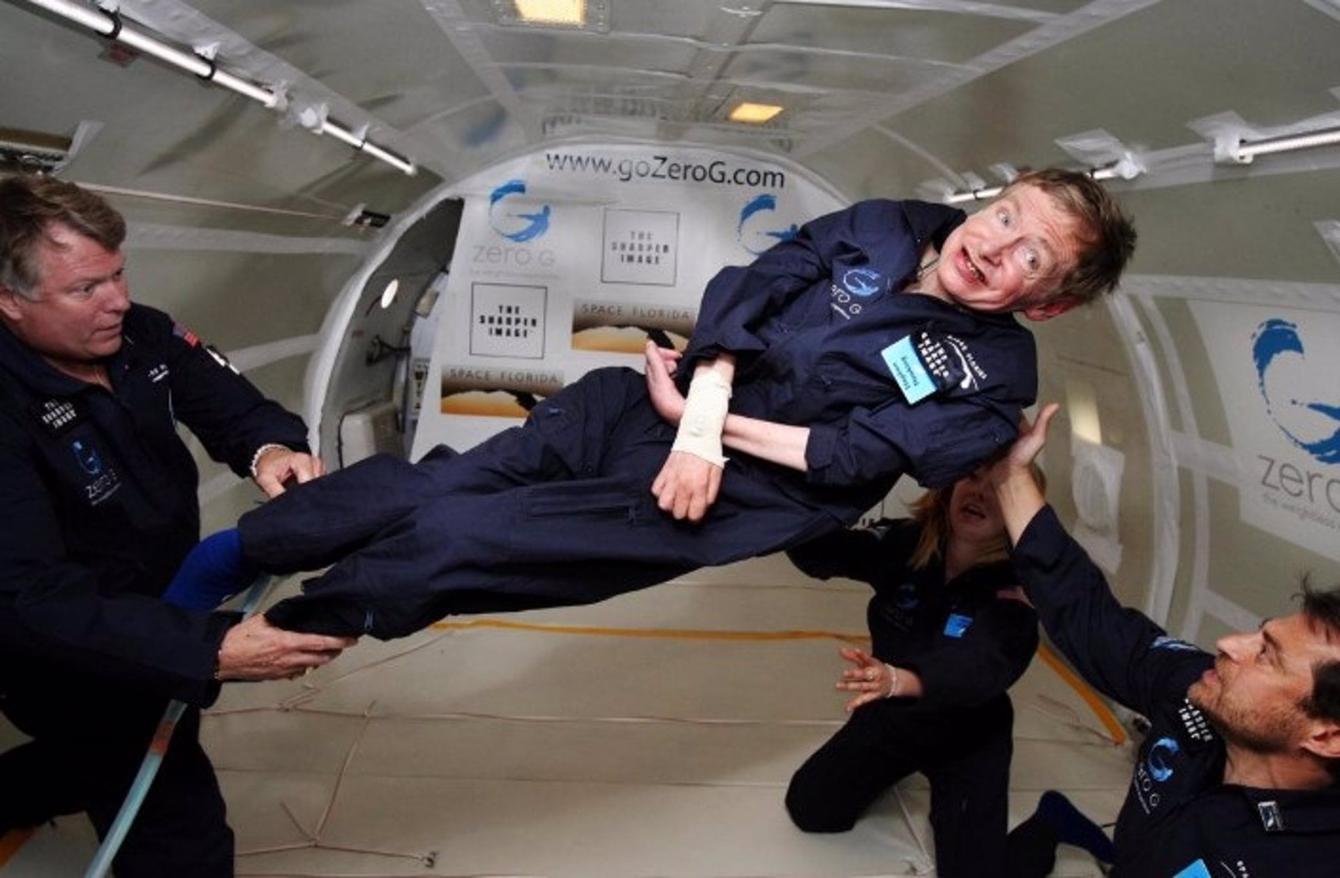 Stephen Hawking experimentó la ingravidez en un vuelo especial (NASA)