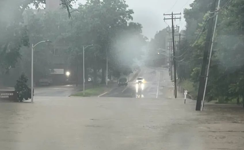 Las inundaciones dejaron al menos 12 rutas estatales fuera de servicio y motivaron una evacuación preventiva cerca de Louisville por un deslizamiento junto a una represa (Richmond Police Department)
