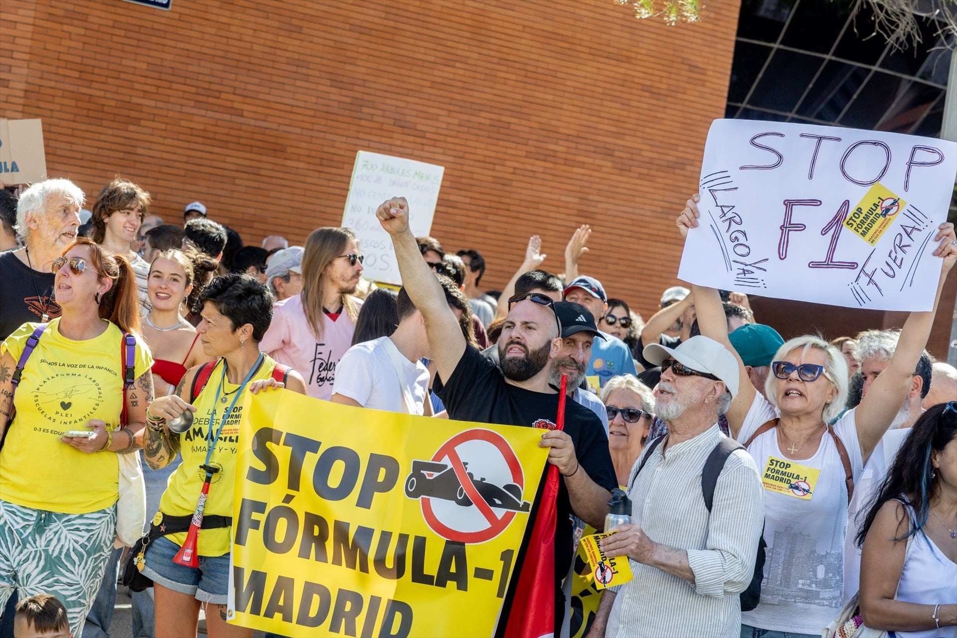 Varias personas protestan por la celebración del Gran Premio de Fórmula 1 de Madrid, el pasado 13 de septiembre. (Ricardo Rubio / Europa Press)