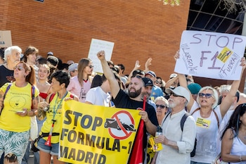 Varias personas protestan por la celebración del Gran Premio de Fórmula 1 de Madrid, el pasado 13 de septiembre. (Ricardo Rubio / Europa Press)