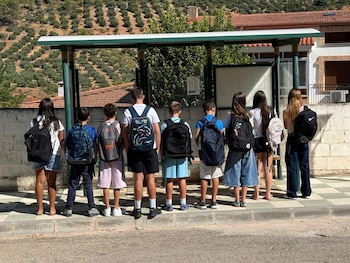 Alumnado de Benatae protesta por la falta de transporte escolar.