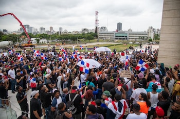 Manifestantes se reunieron frente al Congreso Nacional en Santo Domingo durante las protestas de esta semana, portando banderas dominicanas y pancartas en reclamo de cambios en el país (Cortesía: Listín Diario).