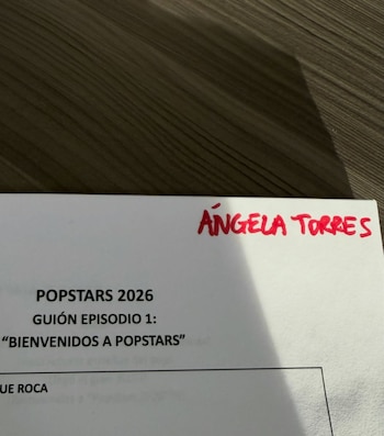 Un guion blanco del programa Popstars 2026 con el texto "GUIÓN EPISODIO 1: BIENVENIDOS A POPSTARS". El nombre Ángela Torres está escrito en rojo