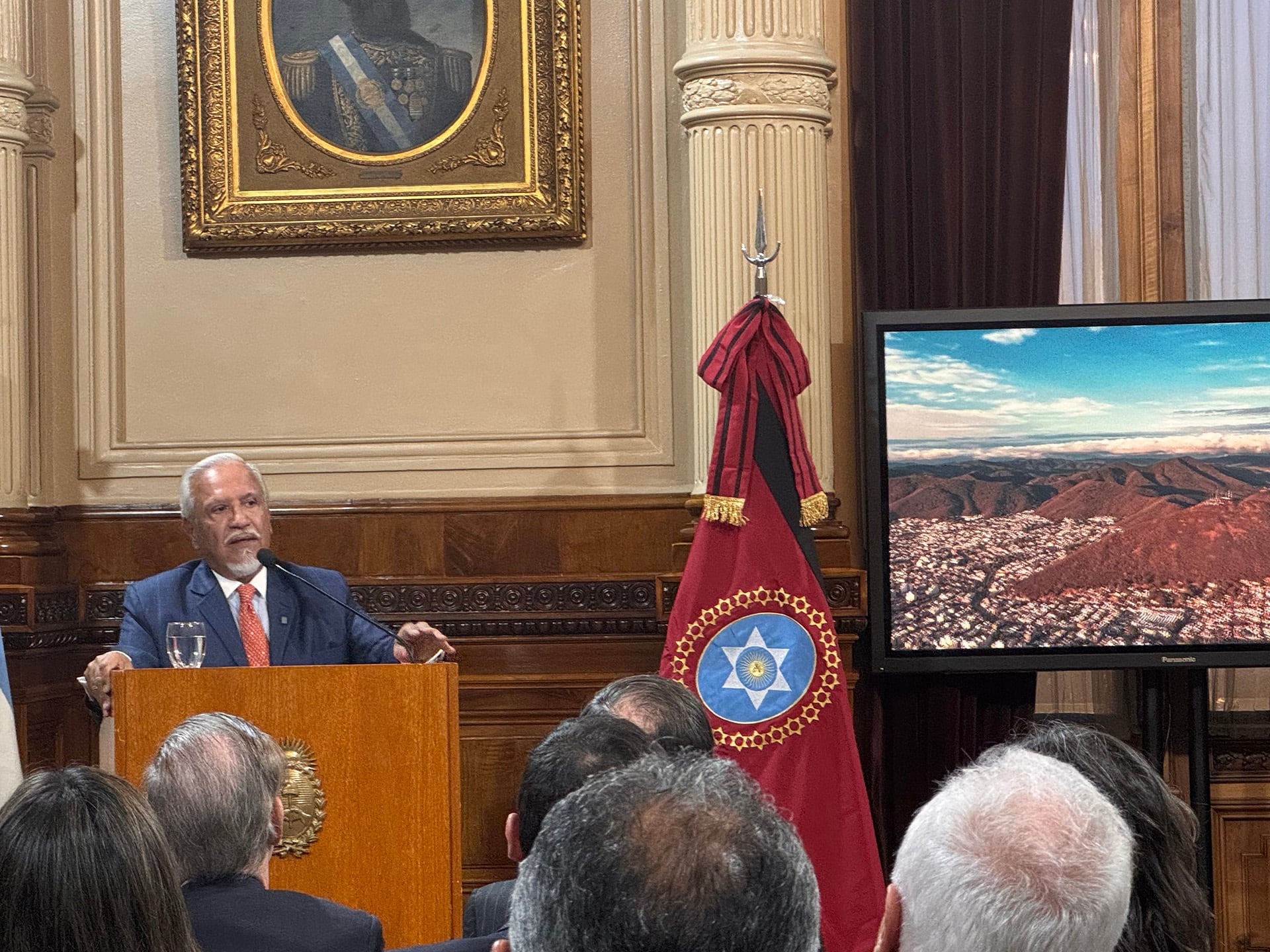 El senador del peronismo disidente y exgobernador de Salta, Juan Carlos Romero, durante el acto realizado esta tarde en el salón Arturo Illia de la Cámara alta