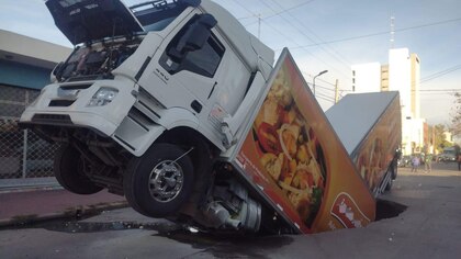 Córdoba: un camión cargado con toneladas de pollo cayó adentro de un enorme pozo