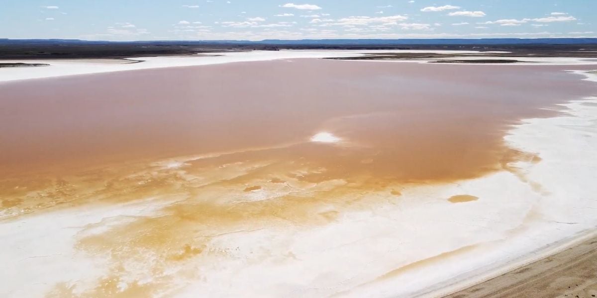 En el Gran Bajo de San Julián, la Laguna del Carbón alcanza entre 105 y 107 metros bajo el nivel del mar, consolidándose como el punto más bajo de América en un entorno patagónico aislado y extremo (Captura/YouTube)