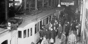 Un grupo de pasajeros se sube a una de las unidades de La Brugeoise (Wikipedia)