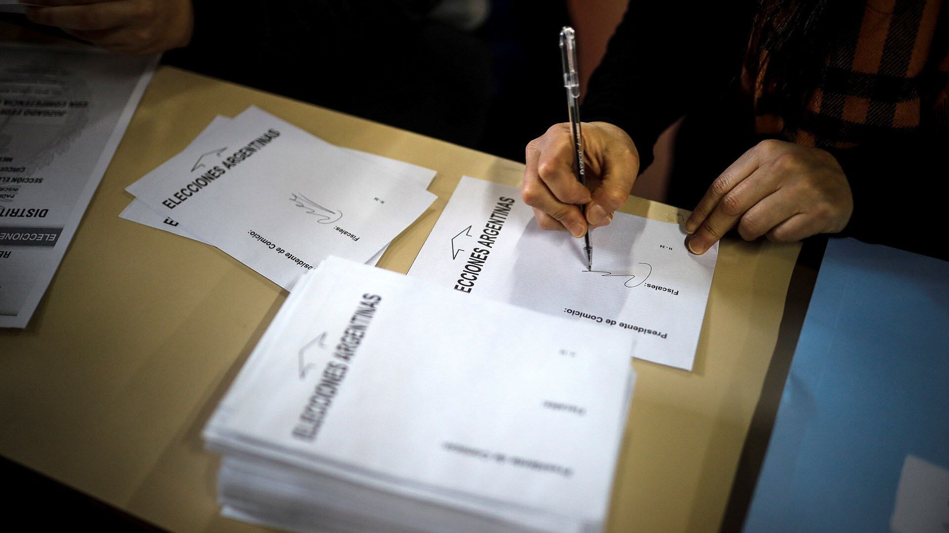 Extranjeros con residencia legal pueden votar cargos locales si figuran en el padrón especial de la Junta Electoral bonaerense (EFE/Juan Ignacio Roncoroni)