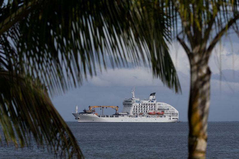 El Aranui 5, un crucero-carguero donde se alojarán algunos de los atletas que competirán en la competición de surf de los Juegos Olímpicos de París 2024. (Carlos Barria/REUTERS)