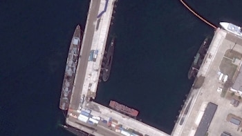 Barcos rusos dañados tras el ataque de Ucrania contra el puerto de Novorossiysk