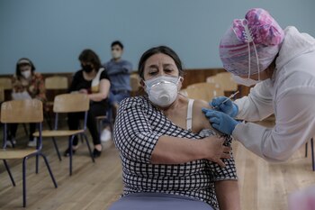 Una mujer recibe la primera