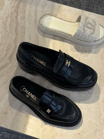 La elección de accesorios de lujo, como zapatos Chanel, refuerza el perfil fashionista y exclusivo de Lola Latorre en sus escapadas