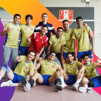 Alexander Owens, con la casaquilla peruana, en los entrenamientos en Videna junto a sus compañeros.