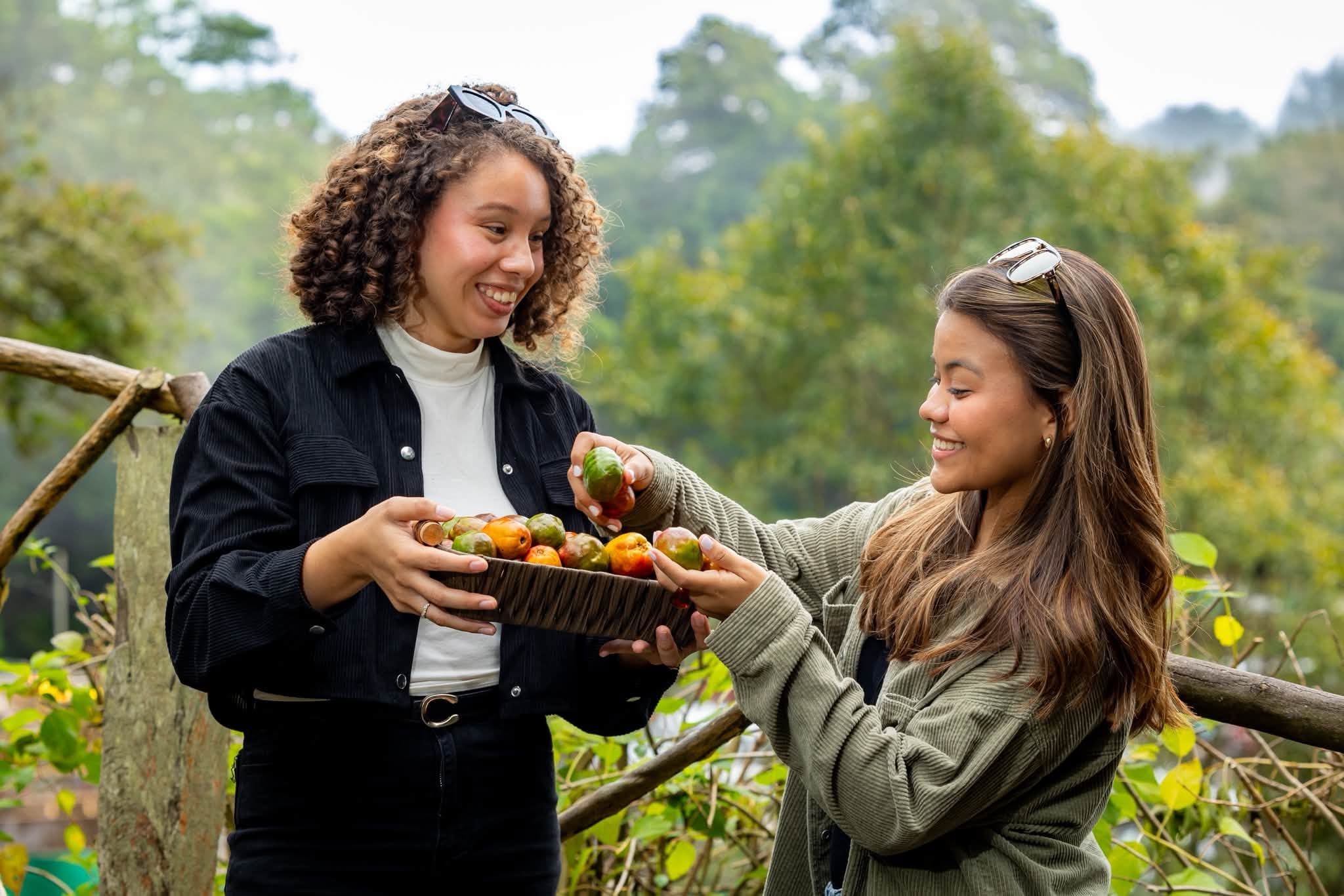 Asistentes de todas las edades disfrutaron en un clima agradable la dulce merienda saludable que caracteriza a El Salvador (Foto cortesía ISTU)