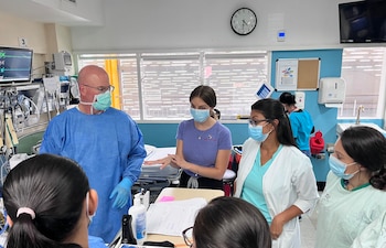 La capacitación contempla evaluación de casos, cirugía, anestesia cardíaca, cuidados intensivos y seguimiento de los pacientes.