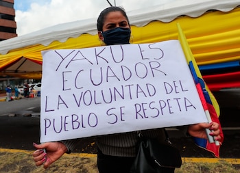 Una simpatizante acompaña al candidato