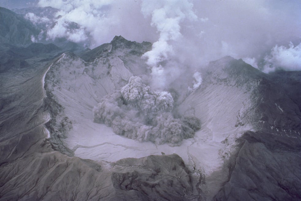 Vista de la caldera en la cima del Pinatubo el 1 de agosto de 1991. Posteriormente, en este lugar se formó el lago Pinatubo (Wikipedia)