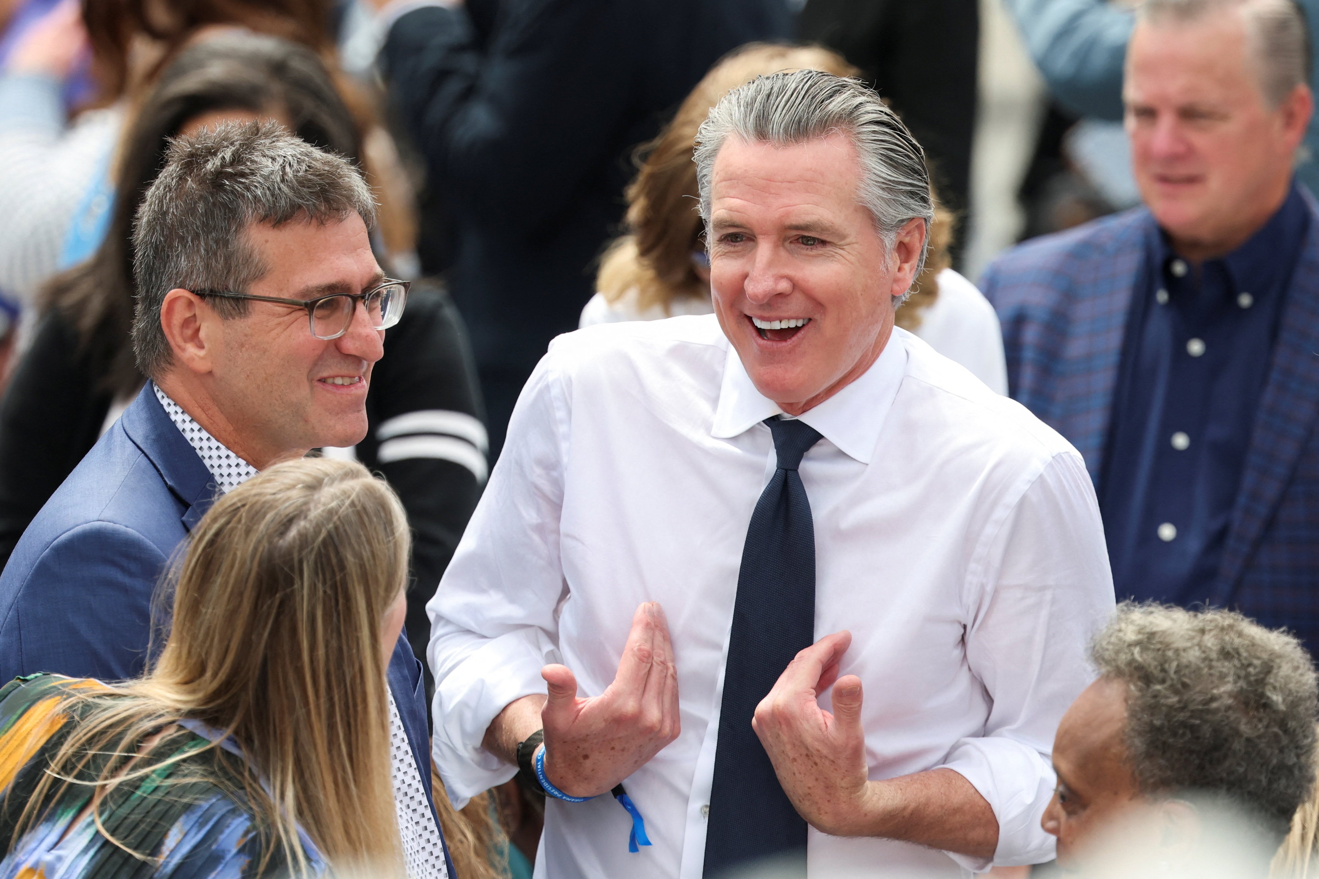 El gobernador tiene antecedentes de vetos en materia tecnológica y aún no adelantó su postura frente al nuevo paquete de leyes (REUTERS/Brendan McDermid)
