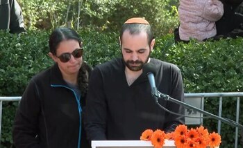 Yarden Bibas (dcha.) con su