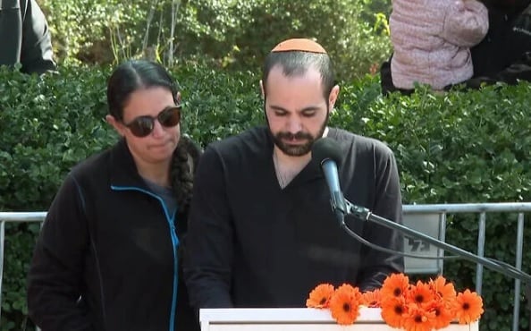 Yarden Bibas (derecha) con su hermana Ofri en el elogio de su esposa Shiri y sus dos hijos pequeños Kfir y Ariel, en el cementerio regional de Tsoher el 26 de febrero de 2025 (Captura de pantalla/YouTube)