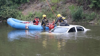Las autoridades han pedido a la población que extreme las precauciones y evite arriesgarse en los ríos y en el mar, hasta que las condiciones sean más seguras.