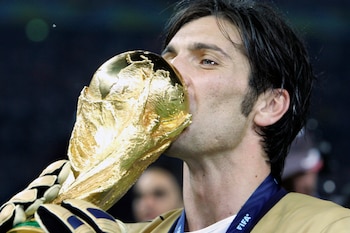 Buffon recuerda el peso de la camiseta de la selección italiana, especialmente durante el Mundial 2006 y las tensiones derivadas del escándalo 'Calciopoli' (AP/Thomas Kienzle)