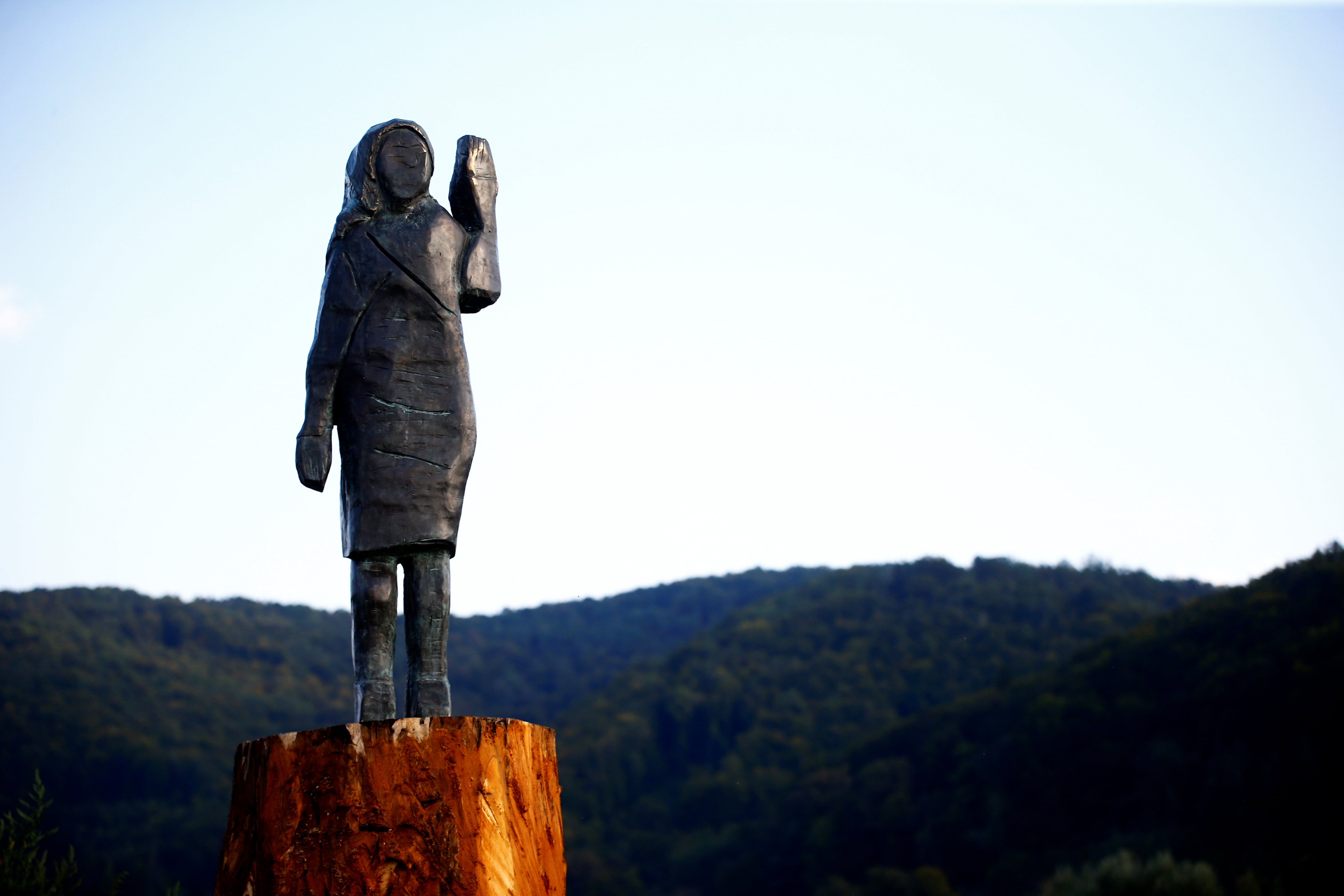 La estatua de bronce de Melania Trump emplazada en Rozno, cerca de su lugar de nacimiento en Sevnica, Slovenia (Foto: REUTERS/Borut Zivulovic)