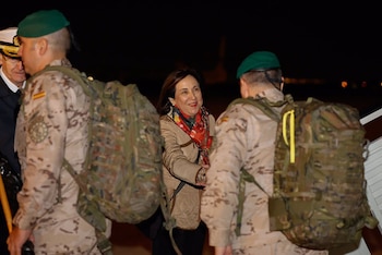 Archivo: Robles recibe a los