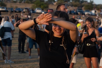 Una joven se tapa los ojos durante el eclipse solar del 12 de agosto (Concha Ortega / Europa Press)