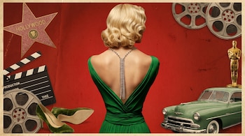 Una mujer rubia de espaldas con vestido verde y collar de diamantes, junto a una estrella de Hollywood, bobinas de cine, claqueta, Oscar y coche vintage, sobre fondo rojo.