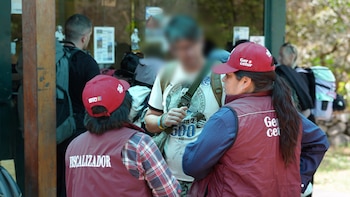 Machu Picchu: ciudadano checo fue intervenido por ofrecer servicios de guiado sin acreditación en la ruta de acceso por Hidroeléctrica