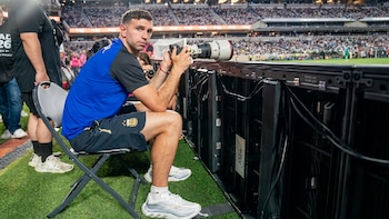 El fotógrafo que le prestó la cámara al Dibu Martínez reveló las imágenes que capturó el arquero en el amistoso de Argentina