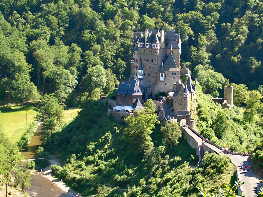 Castillo familiar que resistió asedios y conserva innovaciones medievales y estancias originales