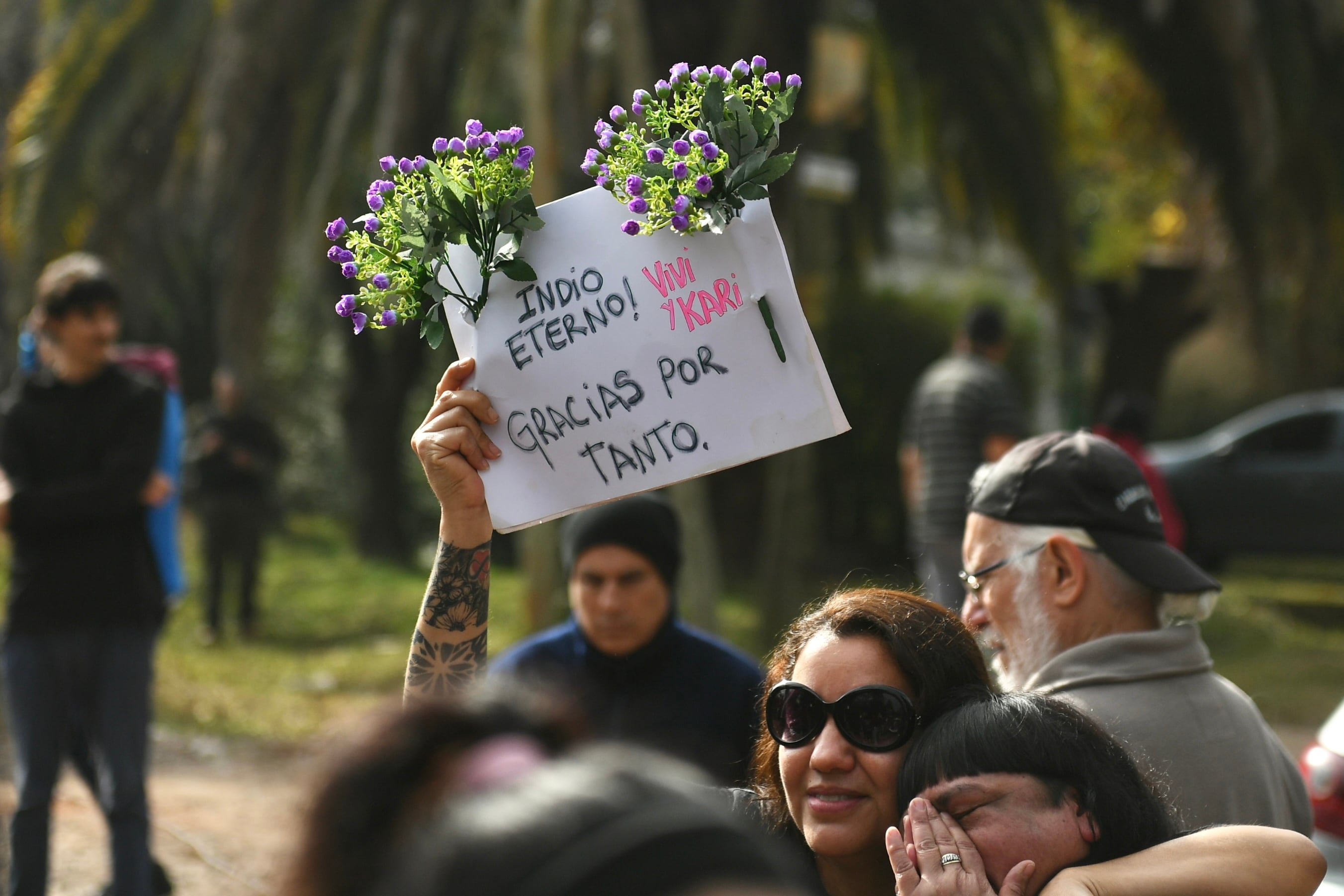 La gente se acerca a la casa del Indio Solari (Fotografía: RSFotos)