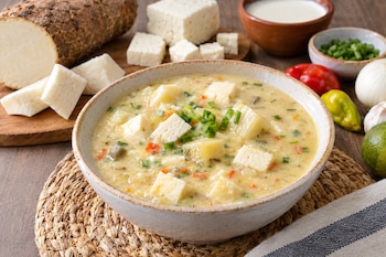 El mote de queso puede servirse con un picadillo de ají dulce, con cebollín o cebolla roja sofrita - crédito VisualesIA