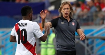 Ricardo Gareca convenció a los jugadores peruanos de mantenerse en el extranjero y salir del fútbol nacional.