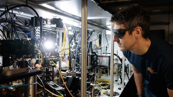 Crearon el reloj más preciso del mundo: puede tardar más que la edad del universo en perder un segundo