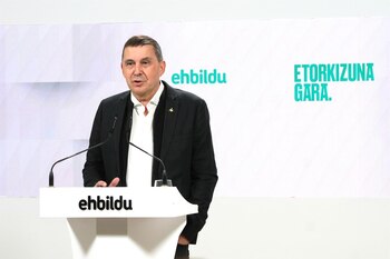 11/12/2023 El coordinador general de EH Bildu, Arnaldo Otegi, durante una rueda de prensa tras la reunión de la Mesa Política del partido, en la sede de EH Bildu, a 11 de diciembre de 2023, en San Sebastián, Guipúzcoa, País Vasco (España). Pello Otxandiano ha sido propuesto por la Mesa Política de EH Bildu como candidato a lehendakari a las próximas elecciones autonómicas de 2024. La dirección de la formación considera que le ha elegido por su "solvencia, pasión y alma", y cree que es "una inversión cualitativa".
POLITICA
Unanue - Europa Press