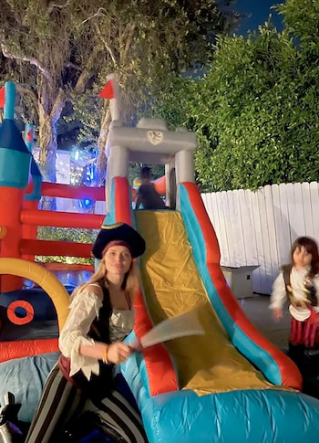 La actriz instaló juegos inflables