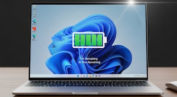 Un computador portátil plateado con la pantalla encendida mostrando el escritorio de Windows 11 y un gran icono de batería verde que indica 75% restante.