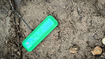 Científicos desarrollaron una pila que utiliza la tierra para producir energía y reemplazar baterías