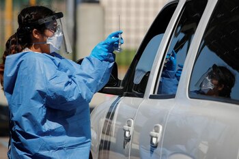 Una enfermera realizando controles por