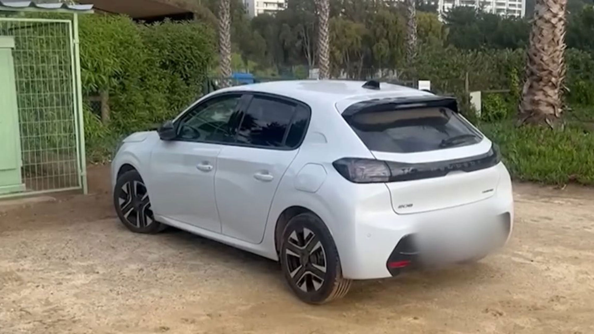 Al interior del Peugeot blanco que alquiló la policía halló sus documentos, algo de ropa y su teléfono celular (Créditos: KEVIN ANTONIO VEJAR GONZÁLEZ)
