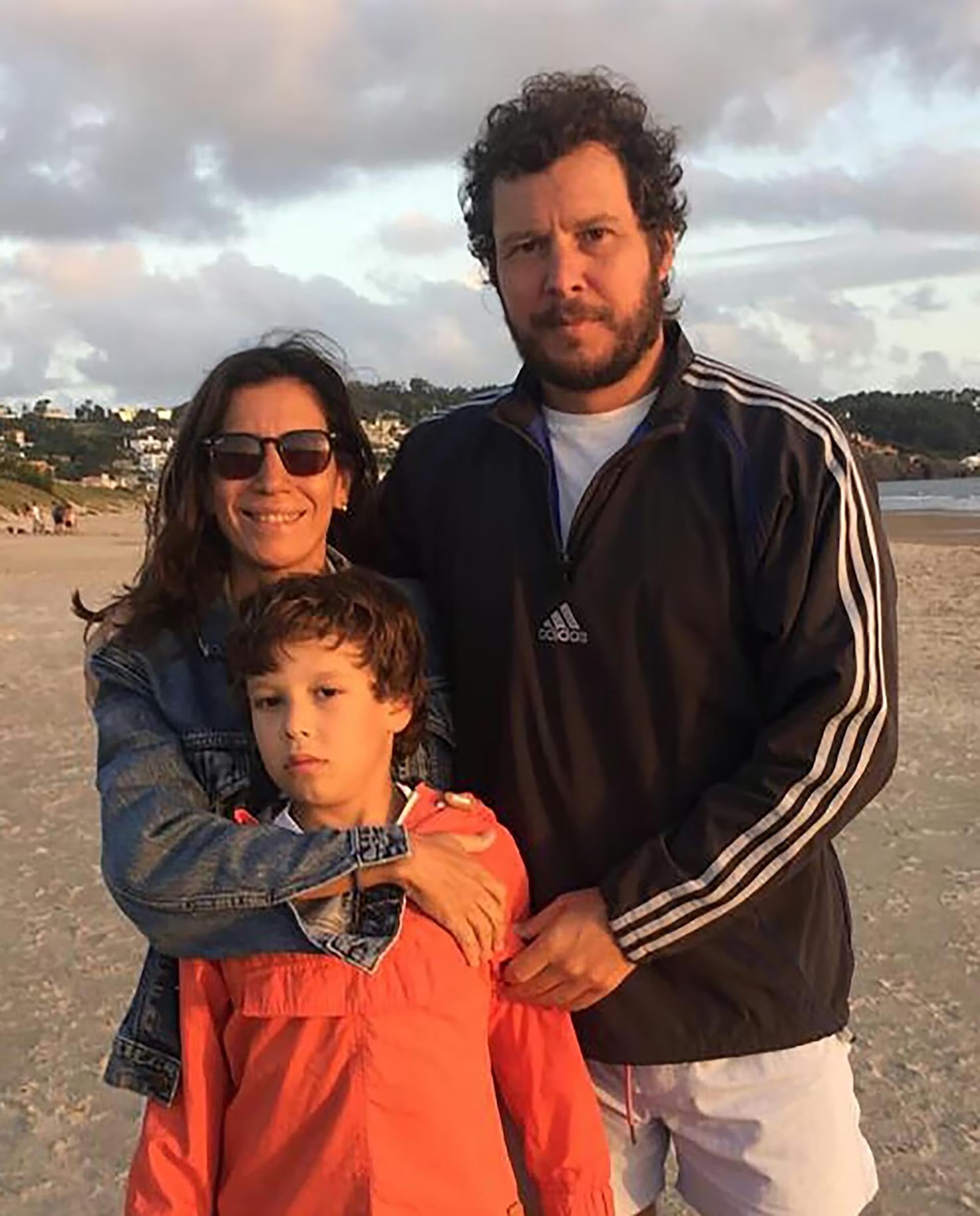 Facundo junto a sus papás, María José Chena y Gabriel Gorga.