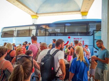 Los evacuados esperan para abordar